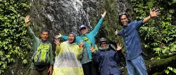 Pak Saleh, Ka Diitha, Abigale Kreinheder, Rossa Rasyid, Ian Rasyid. At a waterfall in the Damaran Baru jungle in the Bener Meriah region of the Gayo Highlands.